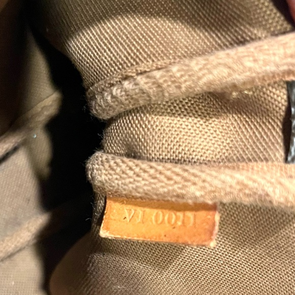 Authenticated Louis Vuitton Pochette Accessories Crossbody Shoulder Bag Purse - Picture 13 of 15